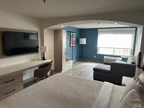 La Quinta Inn & Suites by Wyndham Albuquerque Midtown - image 16