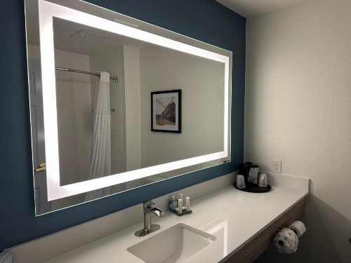 La Quinta Inn & Suites by Wyndham Albuquerque Midtown - image 21