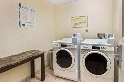 La Quinta Inn & Suites by Wyndham Albuquerque Midtown - image 25