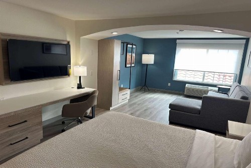 La Quinta Inn & Suites by Wyndham Albuquerque Midtown - image 26