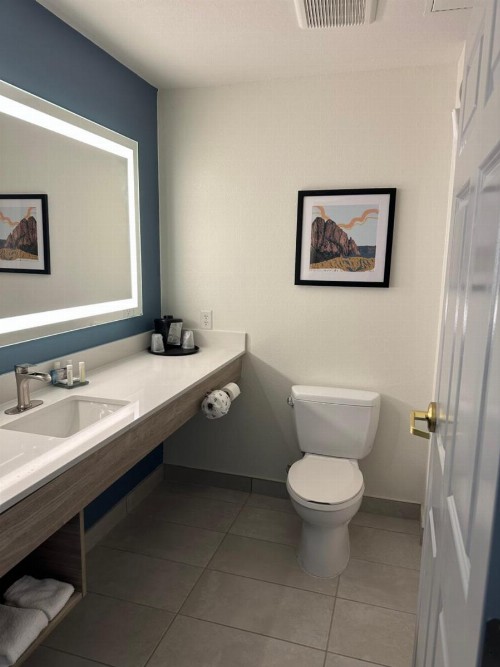 La Quinta Inn & Suites by Wyndham Albuquerque Midtown - image 28