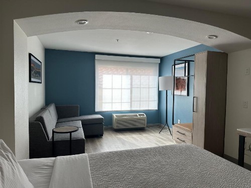 La Quinta Inn & Suites by Wyndham Albuquerque Midtown - image 29