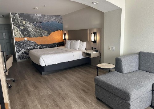 La Quinta Inn & Suites by Wyndham Albuquerque Midtown - image 31