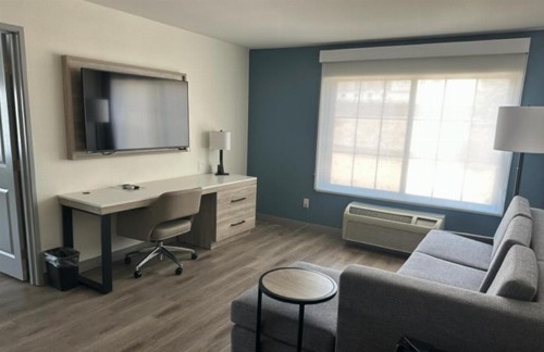 La Quinta Inn & Suites by Wyndham Albuquerque Midtown - image 32