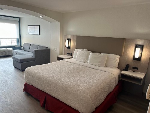 La Quinta Inn & Suites by Wyndham Albuquerque Midtown - image 34