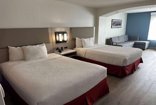 La Quinta Inn & Suites by Wyndham Albuquerque Midtown - image 37
