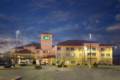 La Quinta Inn & Suites by Wyndham Albuquerque Midtown - image 7