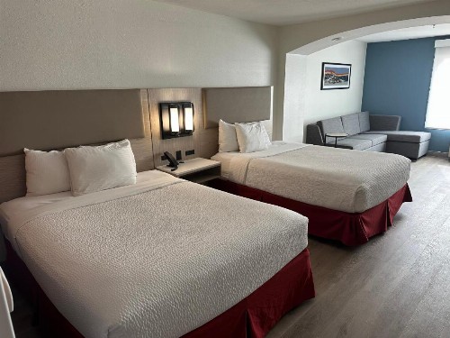 La Quinta Inn & Suites by Wyndham Albuquerque Midtown - image 8