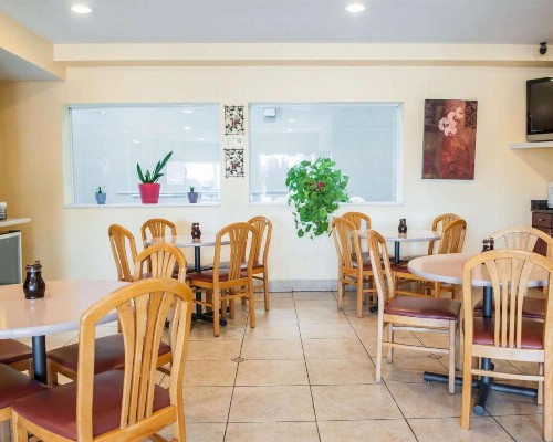 Econo Lodge Old Town Albuquerque - image 17