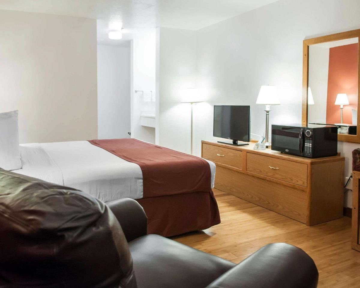 Econo Lodge Old Town Albuquerque - image 7