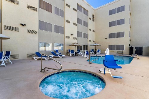 Comfort Inn & Suites Albuquerque Downtown - image 11