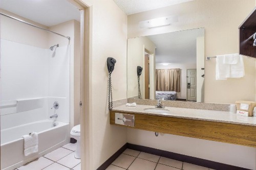 Red Roof Inn Albuquerque - Midtown - image 3