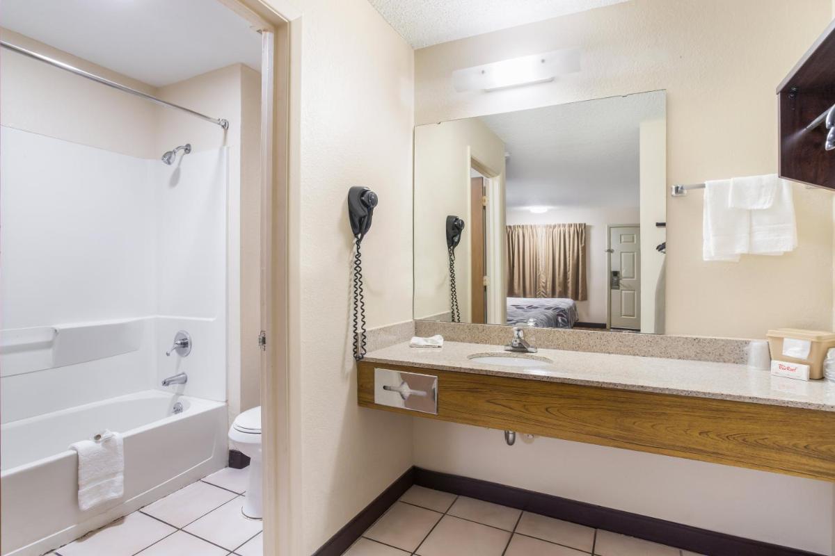 Red Roof Inn Albuquerque - Midtown - image 3