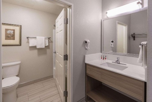 Baymont by Wyndham Albuquerque Airport - image 23