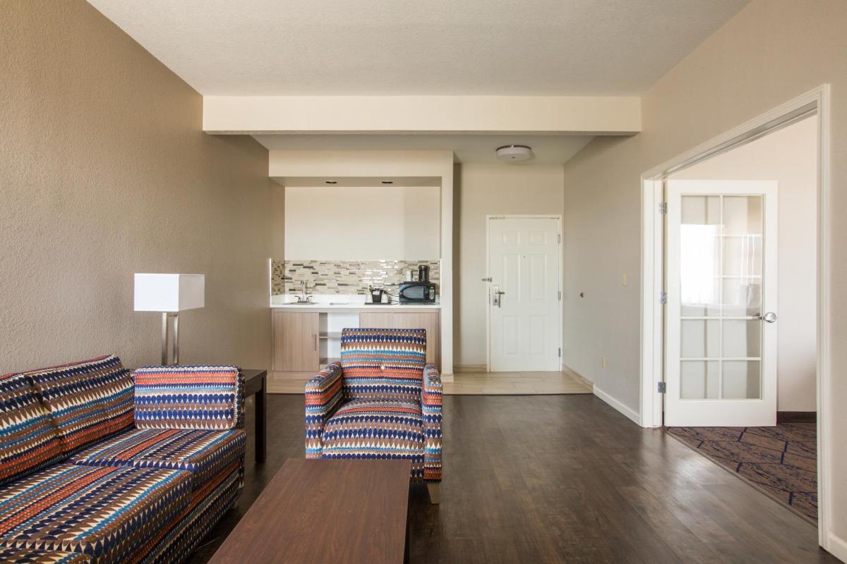 Baymont by Wyndham Albuquerque Airport - image 5