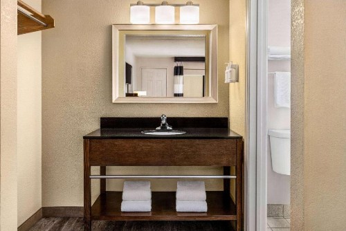 Ramada by Wyndham Albuquerque Airport - image 6