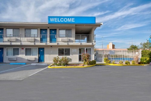 Motel 6-Albuquerque NM - Midtown - image 3