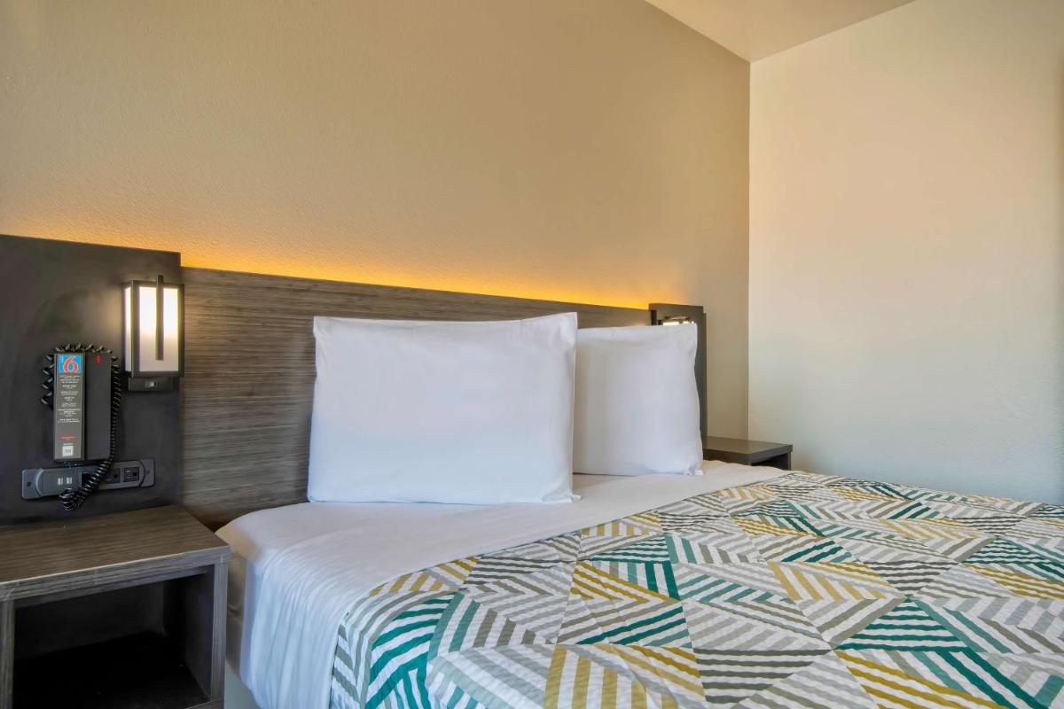 Motel 6-Albuquerque NM - Carlisle - image 5