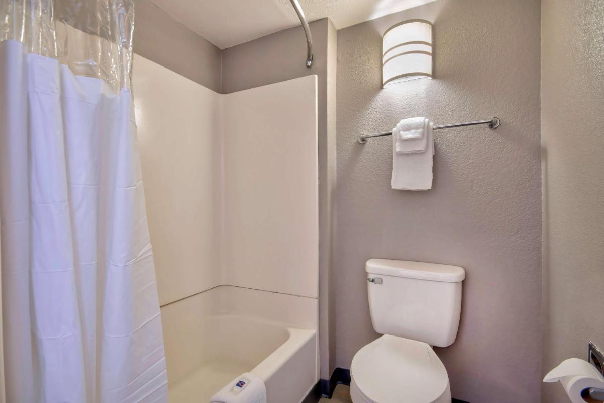 Motel 6-Albuquerque NM - Carlisle - image 7