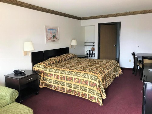 American Inn & Suites - image 10