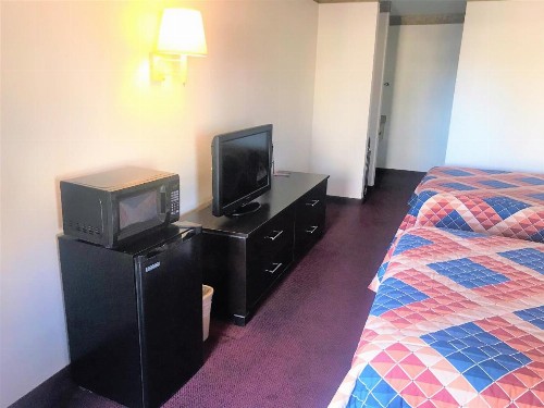 American Inn & Suites - image 2