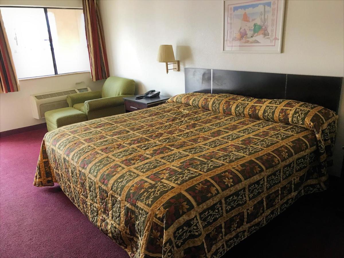 American Inn & Suites - image 3