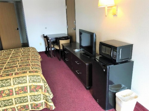 American Inn & Suites - image 6