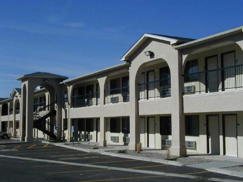 American Inn & Suites - image 8