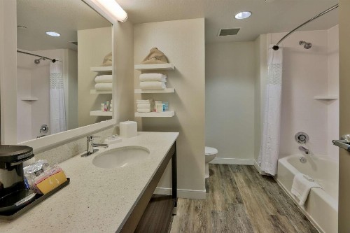Hampton Inn & Suites Albuquerque Airport - image 15