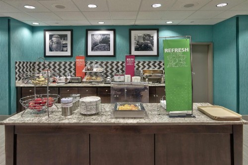 Hampton Inn & Suites Albuquerque Airport - image 2