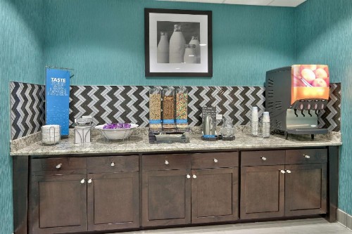 Hampton Inn & Suites Albuquerque Airport - image 25