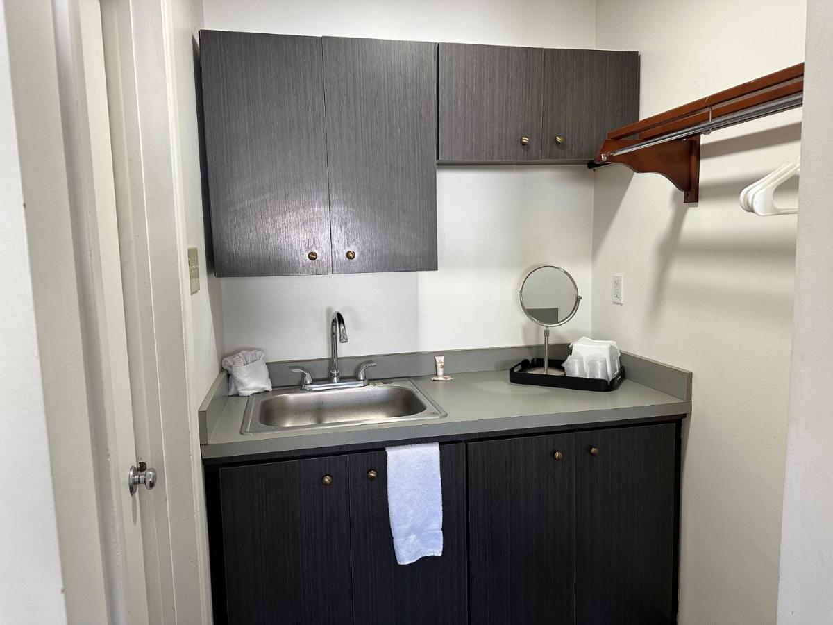 Desert Sands Inn & Suites - image 4