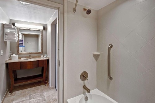 Hampton Inn & Suites Alexandria Old Town Area South - image 5