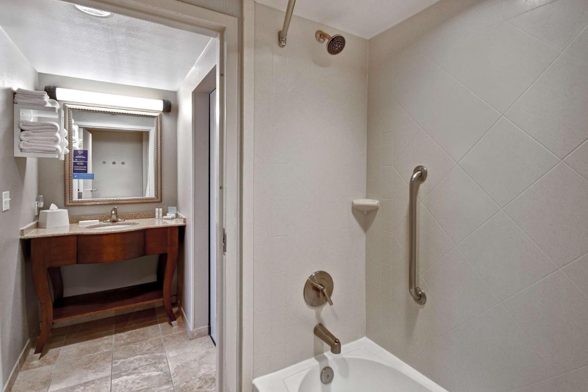 Hampton Inn & Suites Alexandria Old Town Area South - image 5