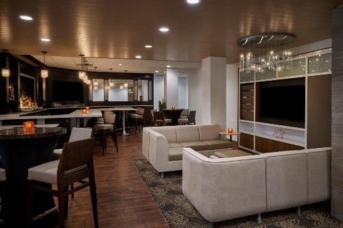 Holiday Inn Alexandria at Carlyle an IHG Hotel - image 2