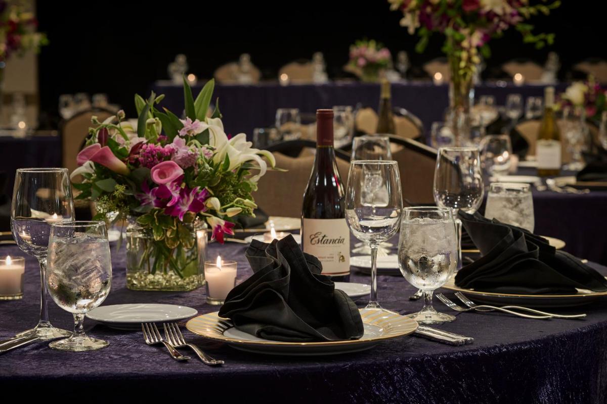 Holiday Inn Alexandria at Carlyle an IHG Hotel - image 3