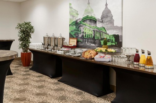 Holiday Inn Alexandria at Carlyle an IHG Hotel - image 4