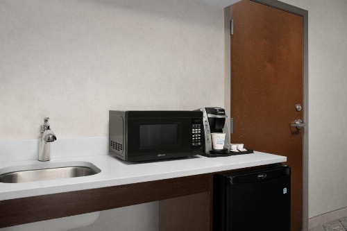 Holiday Inn Express & Suites Alexandria - Fort Belvoir an IHG Hotel - image 2