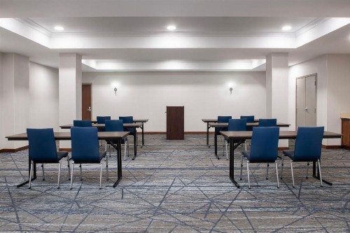 Holiday Inn Express & Suites Alexandria - Fort Belvoir an IHG Hotel - image 3