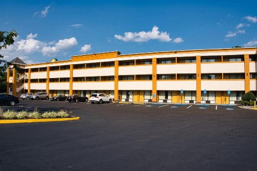 Days Inn by Wyndham Alexandria - image 3