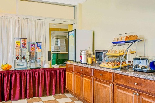 Days Inn by Wyndham Alexandria South - image 14