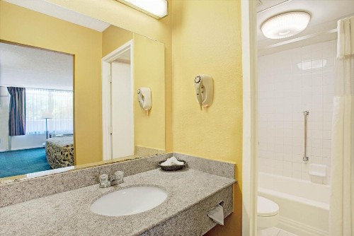 Days Inn by Wyndham Alexandria South - image 20