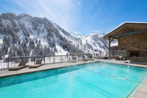 The Snowpine Lodge - image 37