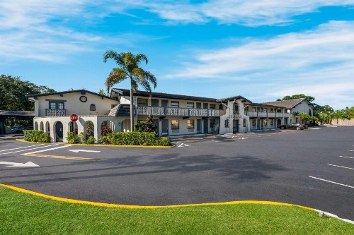 Days Inn & Suites by Wyndham Altamonte Springs