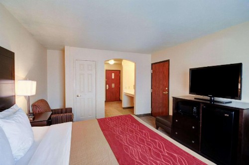 Comfort Inn and Suites Medical West - image 17