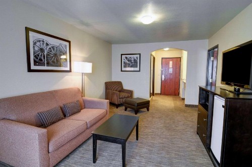 Comfort Inn and Suites Medical West - image 9