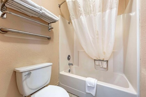 Quality Inn West Medical Center - image 11