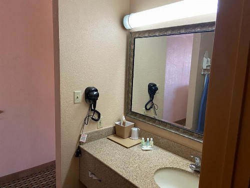Quality Inn West Medical Center - image 42