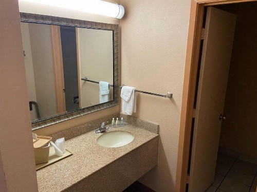 Quality Inn West Medical Center - image 50