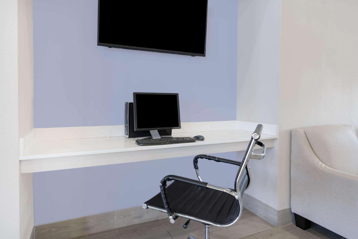Super 8 by Wyndham Amarillo West - image 3